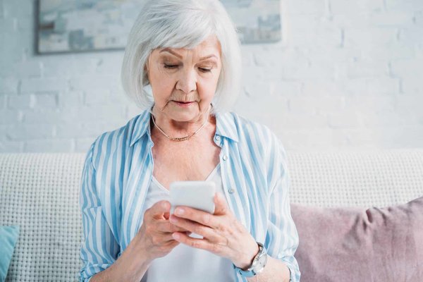 Quel est l'intérêt du téléphone portable par rapport au téléphone fixe pour les seniors ?